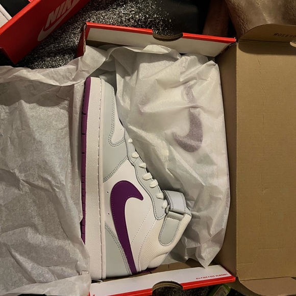 Brand new Nike high tops never worn still in box - Picture 2 of 3